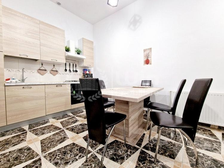 Apartament cu 3 camere semidecomandat, mobilat în Central