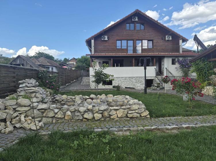Casă cu 4 camere cu Teren 1100 Mp în Central