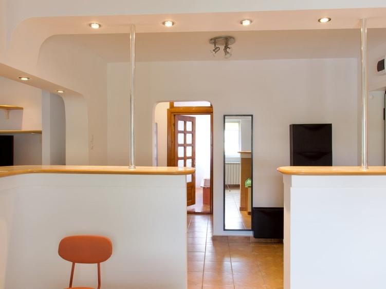 Apartament cu 3 camere decomandat, mobilat în Central