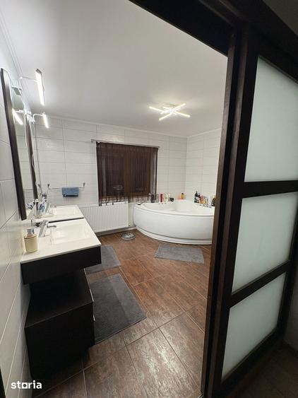 Apartament cu 5 camere în Tomis I