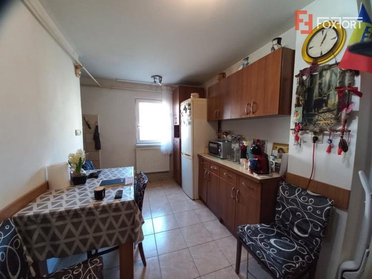 Apartament cu 3 camere semidecomandat, mobilat în Lipovei