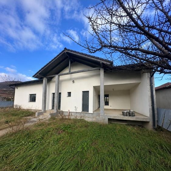 Casă individuală cu 3 camere cu Teren 450 Mp în Ampoița