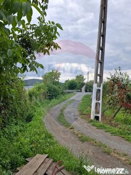 Teren de 990 mp, în Bârzava