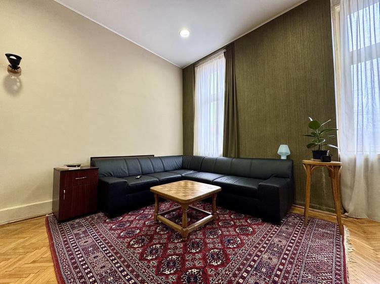 Apartament cu 3 camere semidecomandat, mobilat în Central