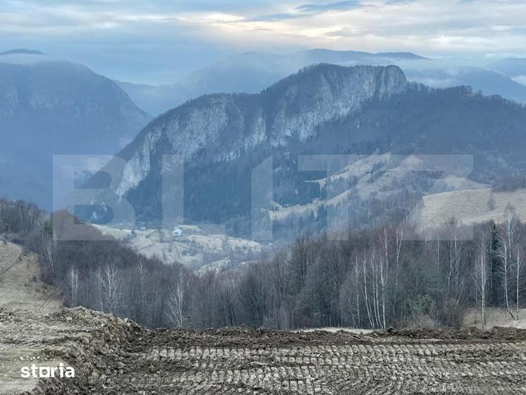Teren de 5200 mp, în Ponor