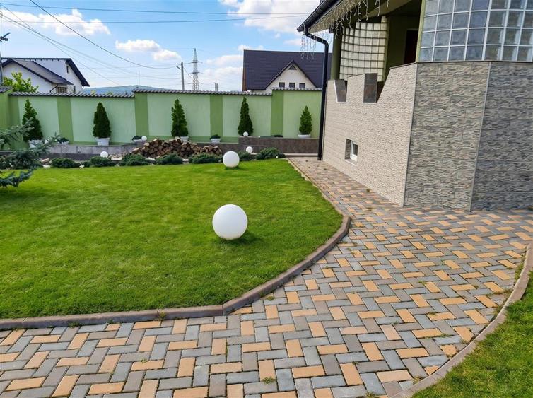 Casă individuală cu 7 camere cu Teren 700 Mp în Sud-Vest