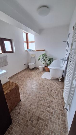 Casă cu 4 camere în Central