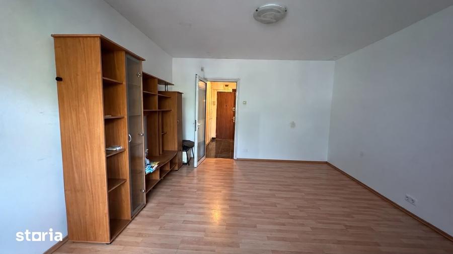 Garsonieră decomandată în Titan