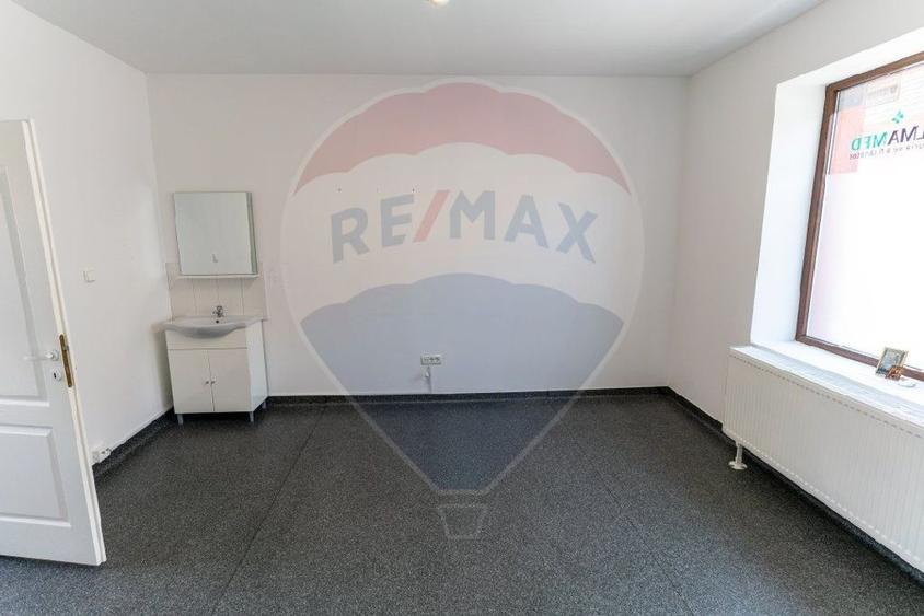 Casă individuală cu 5 camere cu Teren 302 Mp în Central