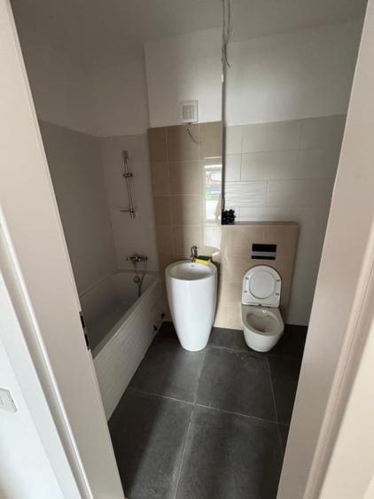 Apartament cu 3 camere semidecomandat în Viilor