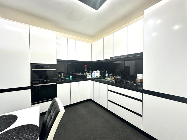 Apartament cu 3 camere semidecomandat, mobilat în Dumbrăvița