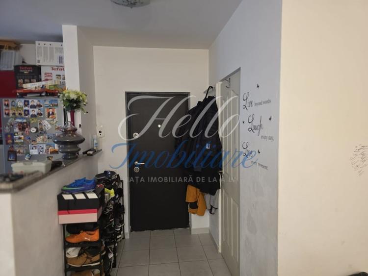 Apartament cu 3 camere semidecomandat în Florești