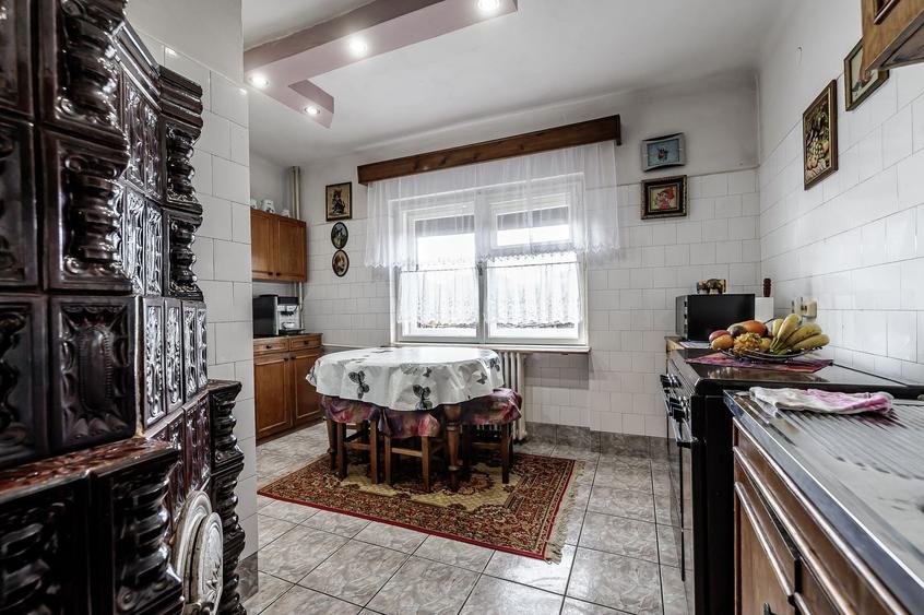 Casă individuală cu 8 camere cu Canalizare în Central