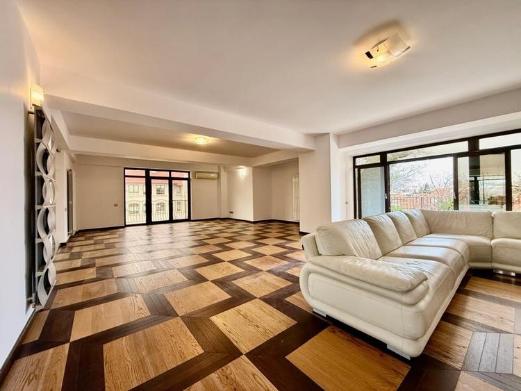 Penthouse cu 4 camere decomandat în Aviatorilor