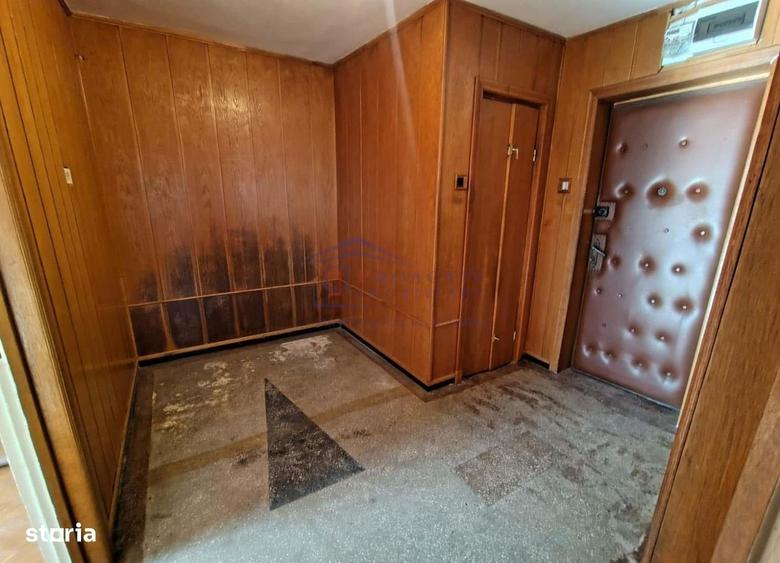 Apartament cu 3 camere semidecomandat în Roșu