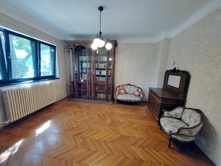 Casă individuală cu 7 camere cu Garaj în Lacul Tei