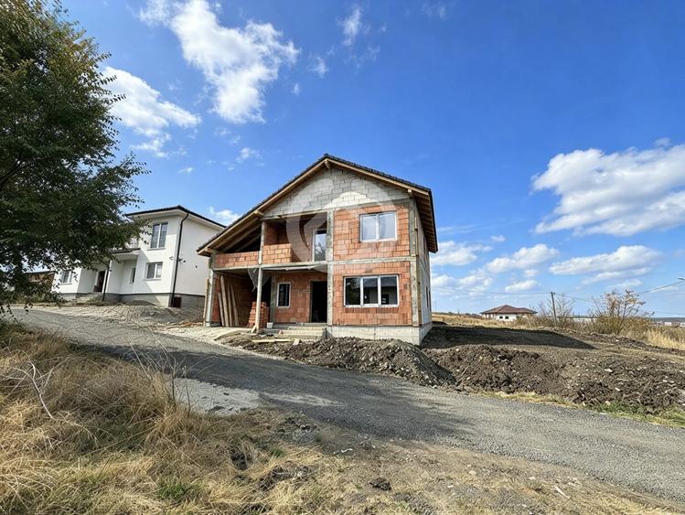 Casă individuală cu 6 camere cu Canalizare în Exterior Est