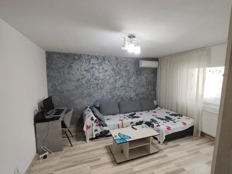 Apartament cu 3 camere decomandat în Micro 6