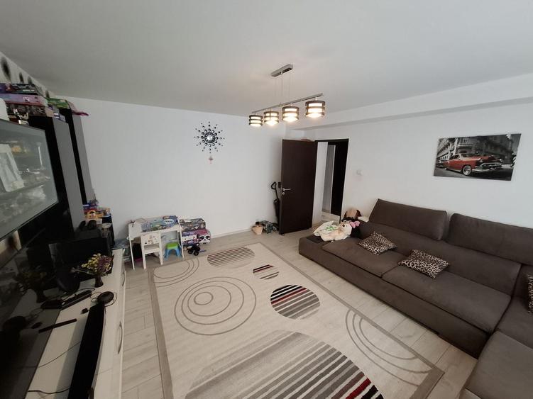 Apartament cu 4 camere decomandat în Poarta 6