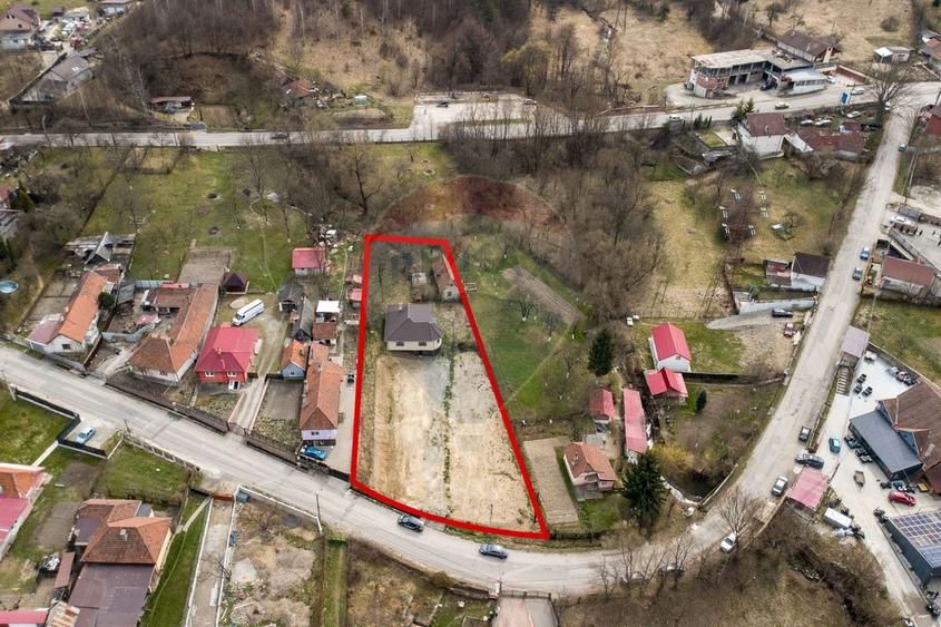 Casă individuală cu 3 camere cu Teren 2497 Mp în Central