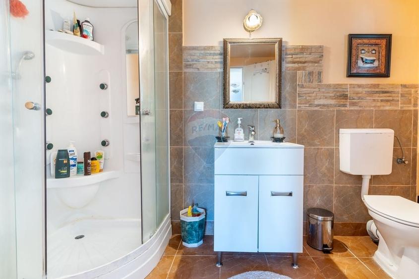Casă individuală cu 7 camere cu Teren 657 Mp în Central