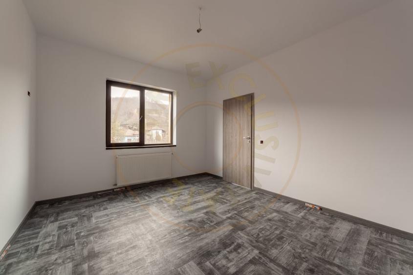 Casă individuală cu 8 camere cu Canalizare în Izvorani