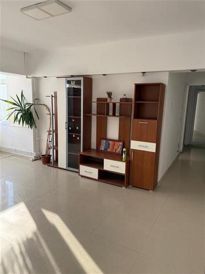 Apartament cu 3 camere semidecomandat în Ultracentral