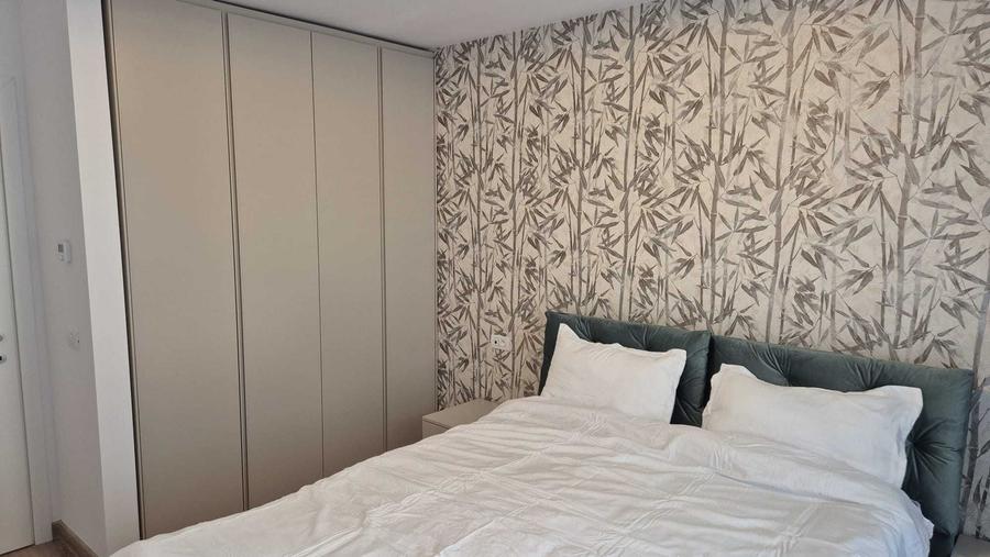 Apartament cu 3 camere decomandat în Tractorul