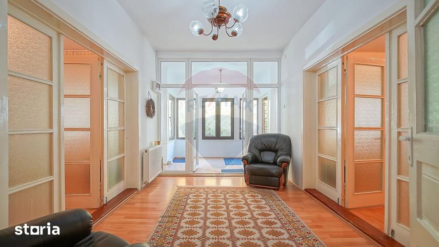 Casă cu 8 camere cu Teren 485 Mp în Central