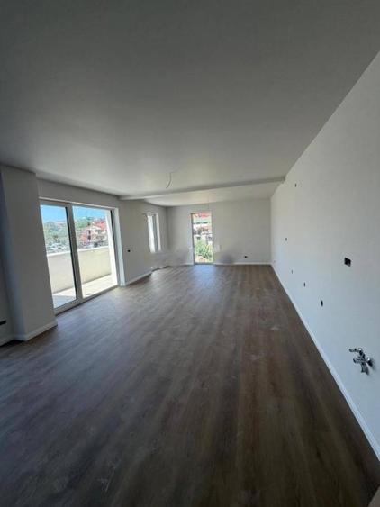 Apartament cu 2 camere decomandate, 52mp, etaj intermediar, finisat modern, cu parcare inclusa in pr - 2