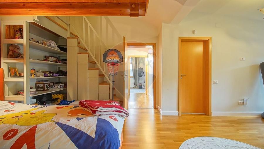 Casă individuală cu 6 camere cu Teren 1800 Mp în Poiana Angelescu