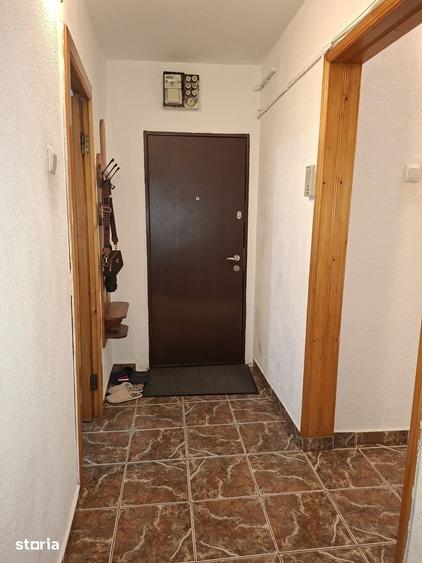 Apartament cu 3 camere decomandat în Craiovița Nouă