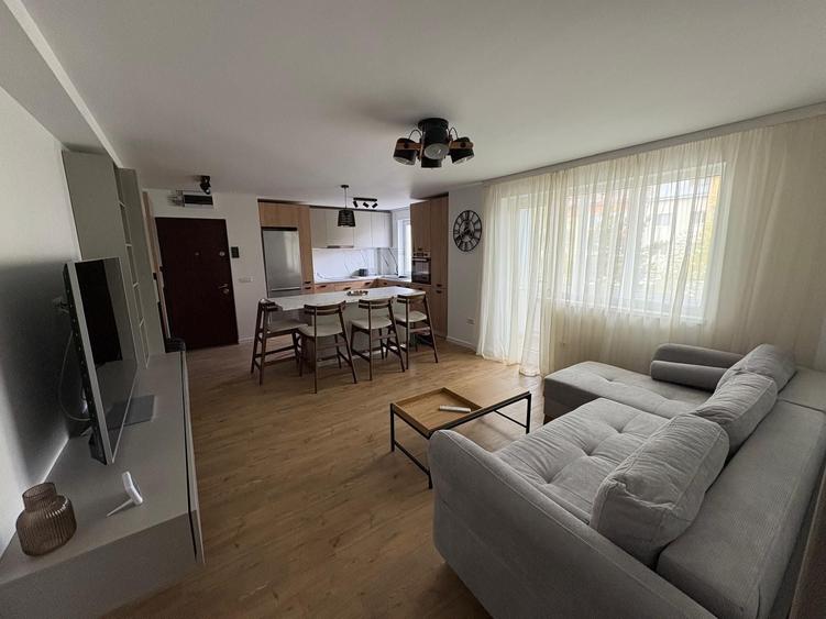 Apartament cu 4 camere semidecomandat în Central