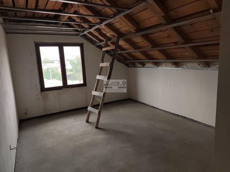Casă individuală cu 8 camere cu Canalizare în Vest