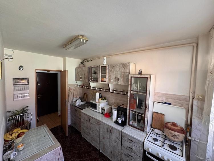 Apartament cu 3 camere decomandat în Vitrometan