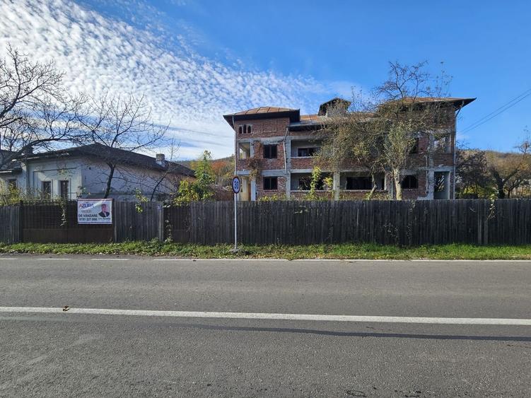 Casă individuală cu 8 camere cu Canalizare în Ștefănești