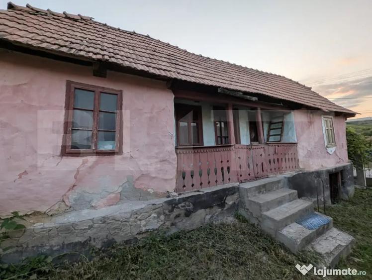 Casă cu 2 camere cu Teren 2111 Mp în Săndulești
