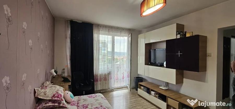 Apartament cu 3 camere semidecomandat în Tineretului