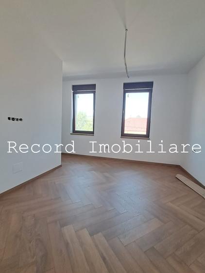 Duplex cu 6 camere cu Canalizare în Gruia
