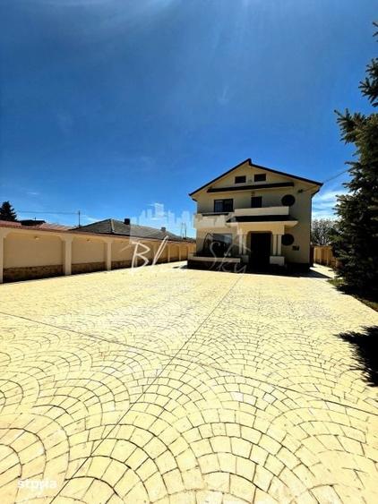 Casă cu 6 camere cu Teren 1642 Mp în Central