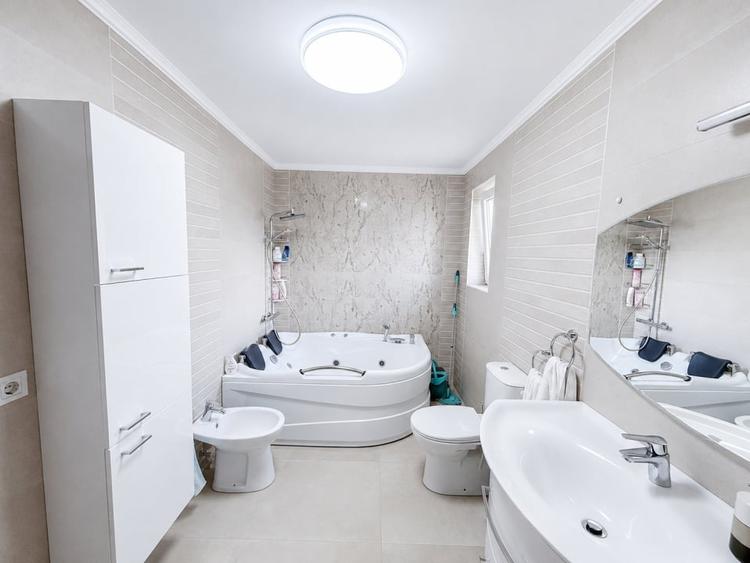 Casă individuală cu 4 camere cu Canalizare în Cetate
