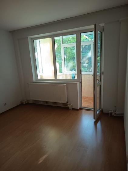Apartament cu 3 camere semidecomandat în Micro 17