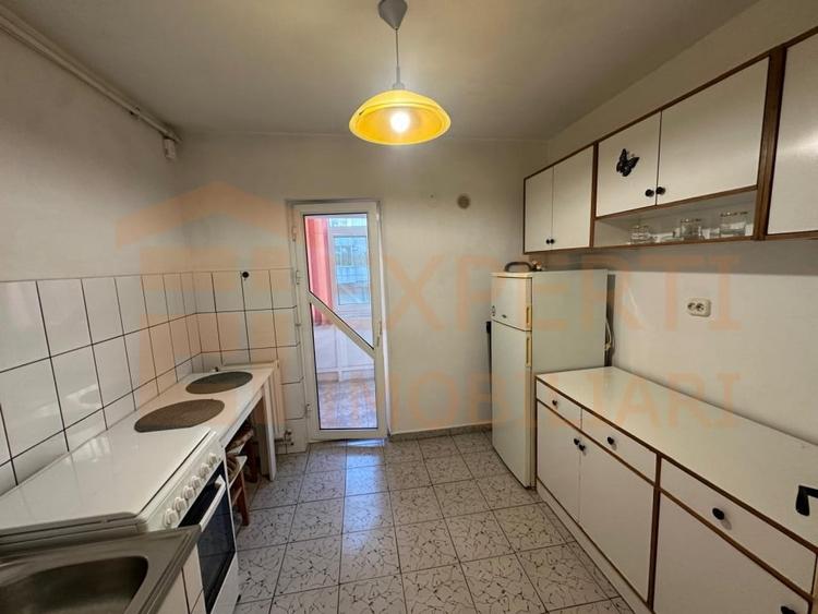 Apartament cu 3 camere semidecomandat, mobilat în Far