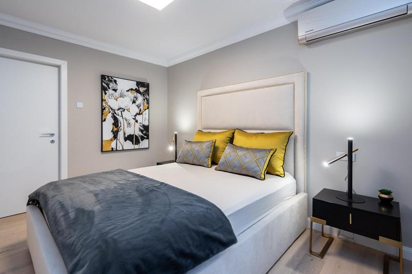 Apartament cu 4 camere decomandat, mobilat în Victoriei