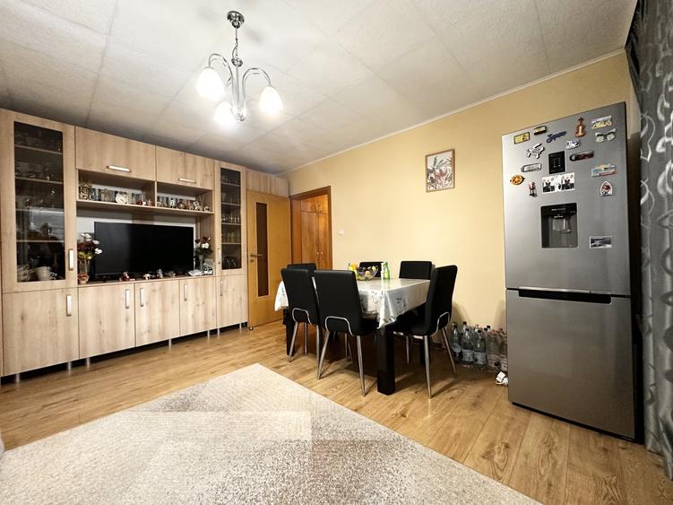 Apartament cu 3 camere semidecomandat, mobilat în Dâmbovița