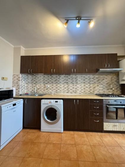 Apartament cu 3 camere semidecomandat, mobilat în Florești