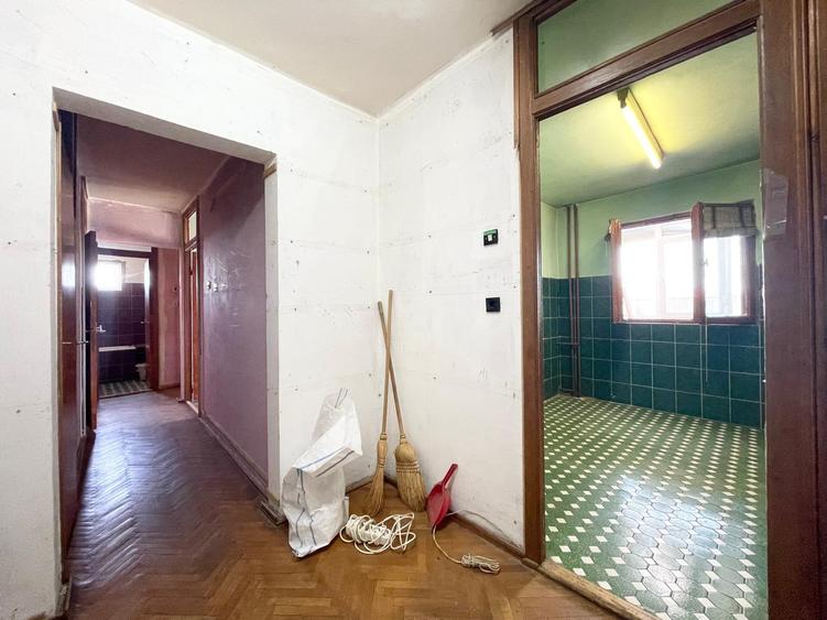 Apartament cu 3 camere decomandat în Complex Studențesc
