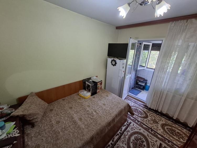 Apartament cu 3 camere semidecomandat, mobilat în Casa de Cultură
