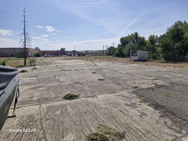 Spațiu comercial, de 1,500 mp, în Industrial