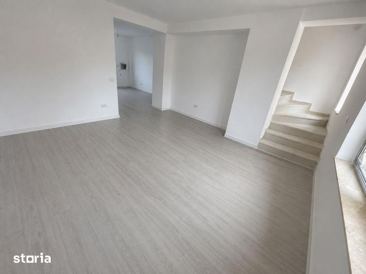 Casă cu 9 camere cu Teren 660 Mp în Domnești